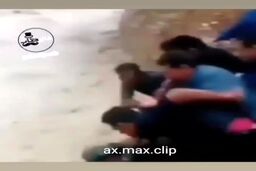 لحظه نجات معجزه ای پیرمرد از غرق شدن در سیل فاجعه سیستان و بلوچستان + فیلم