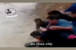 لحظه نجات معجزه ای پیرمرد از غرق شدن در سیل فاجعه سیستان و بلوچستان + فیلم