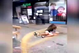 دعوا وحشتناک یک زن با مرد در اتوبوس! | تف انداختن زن به صورت مرد در اتوبوس باعث جنجال و آبروریزی شد! + فیلم