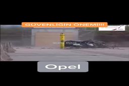 لحظه تصادف و برخورد وحشتناک ماشین به میله وسط خیابان | اثری از خودرو و راننده نماند! + فیلم